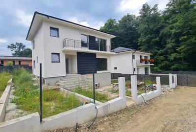 Casă cu Teren 345 Mp în Central - 2