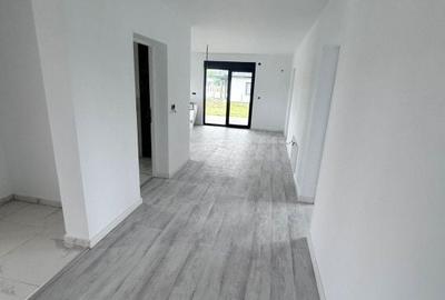 Casă cu Teren 5.5 Mp în Groși - 7