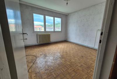 Apartament cu 3 camere semidecomandat în Micro I - 3