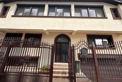 Duplex cu 10 camere cu Canalizare în Eminescu
