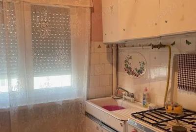 Vand apartament , 2 camere , semidecomandat , etaj 4 , str. Castanilor nr.5 C, Micro 1 - 1