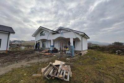 Casă cu 4 camere cu Teren 500 Mp în Central