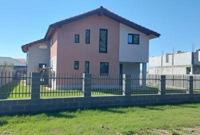 Casă individuală cu 5 camere cu Canalizare în Săcălaz