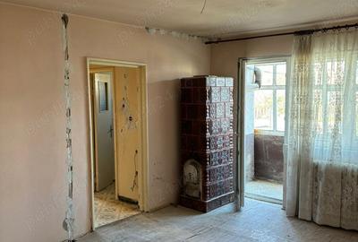 PROPRIETAR vand apartament cu 3 camere Et.1 ,Aleea Ioan Slavici Bl 49 - 3