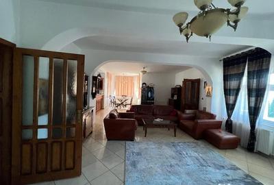 Casă cu 5 camere cu Teren 947 Mp în Aradul Nou