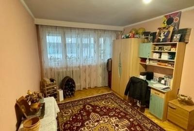 Apartament cu 3 camere decomandat în Podu Roș