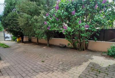 Casă cu 8 camere cu Teren 1000 Mp în Central