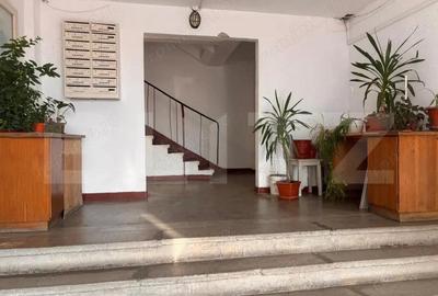 Apartament 2 camere, decomandat Micro 2 | Sta?ie autobuz vis-a-vis - 1