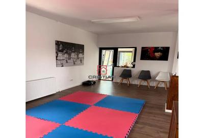 Spațiu comercial, de 90 mp, în Central - 3