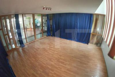 Spațiu comercial, de 32 mp, în Central - 4