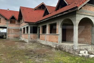 Casă cu 7 camere cu Teren 1400 Mp în Central - 11