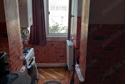 Garsonieră decomandată în Broșteni - 7