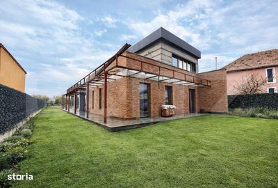 Casă cu 7 camere cu Teren 2000 Mp în Central