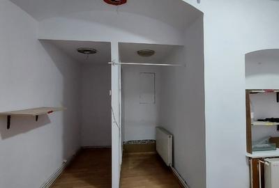Spațiu comercial, de 50 mp, în Central - 4