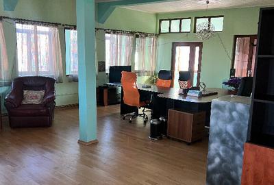 Casă cu 6 camere cu Canalizare în B-dul București - 5