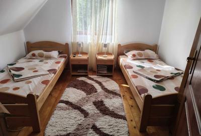 Casă cu 4 camere decomandat în Izvoare - 3