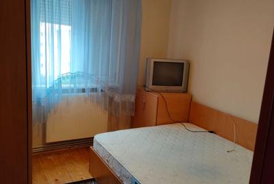 Apartament cu 3 camere semidecomandat în Central - 1