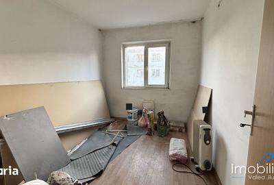 Apartament cu 4 camere decomandat în Petros - 4