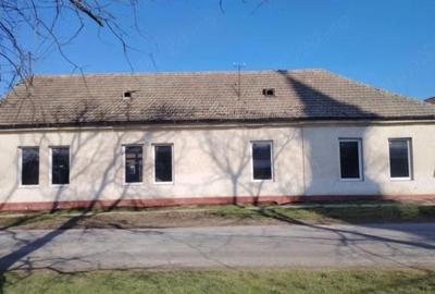 Casă cu 2 camere cu Teren 2300 Mp în Central - 2