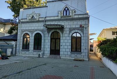 Casă cu 4 camere cu Canalizare în Central - 1