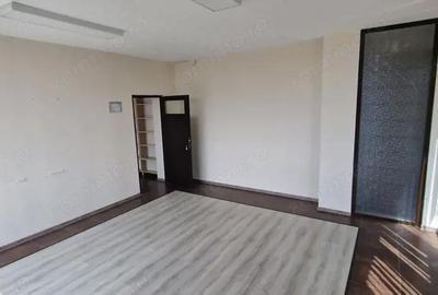 Spațiu comercial, de 240 mp, în Central - 7