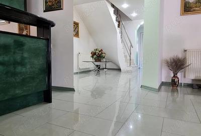 Casă cu 5 camere cu Teren 881 Mp în Central - 2