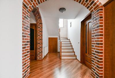 Casă individuală cu 6 camere cu Canalizare în CET - 13