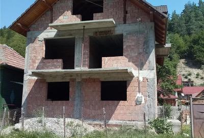 Casă cu 5 camere cu Teren 269 Mp în Poiana Mărului