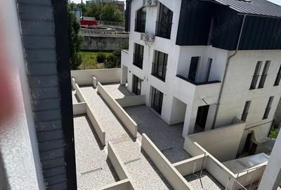 Casă cu 6 camere cu Teren 100 Mp în Roșu - 2