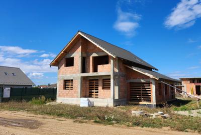 Casă individuală cu 5 camere cu Canalizare în Sânpetru - 1