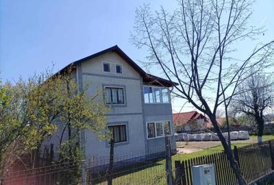 De vanzare Casa spa?ioasa cu livada, situata in C - 3