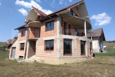 Casa la rosu,200mp,2 nivele,500 mp teren imprejmuit,zona Sigmir