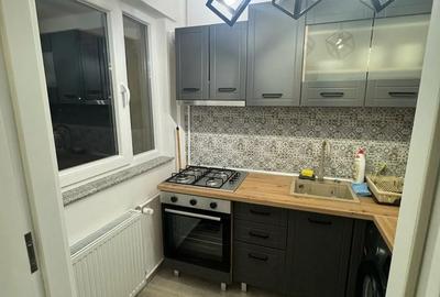 Garsonieră decomandată în Titan