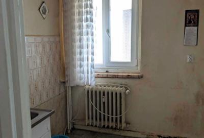 Apartament cu 3 camere decomandat în Cornișa - 1