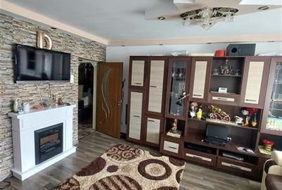 Apartament cu 3 camere etj.2 de vanzare in Onesti