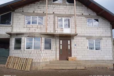 Casa individuala, la rosu, 3 camere, 226 mp, 500 mp de teren, zona Mihoveni - 1