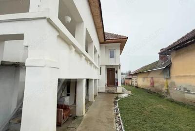 Casă cu 9 camere cu Teren 1860 Mp în Central - 2