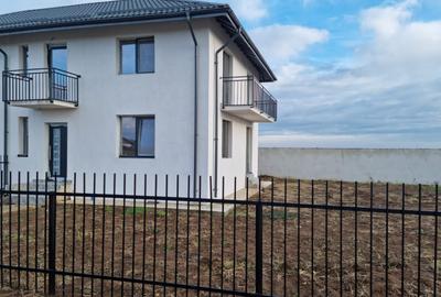 Duplex cu 3 camere cu Canalizare în Ulmi - 2