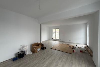 Apartament cu 4 camere semidecomandat în Florești