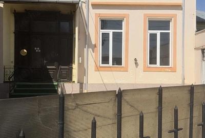 Casă cu Teren 300 Mp în Central - 1