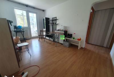 Apartament cu 3 camere semidecomandat în Alexandru cel Bun