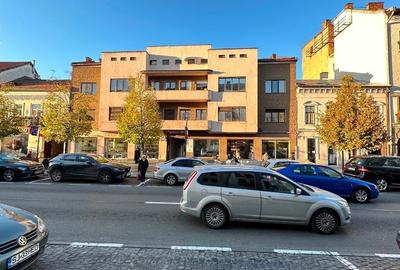 Apartament cu 4 camere decomandat în Central