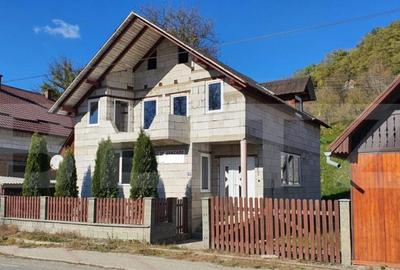 Casa P+M de aprox.140 mp, cu 10 ari livada de pomi si 1,5ari - 1