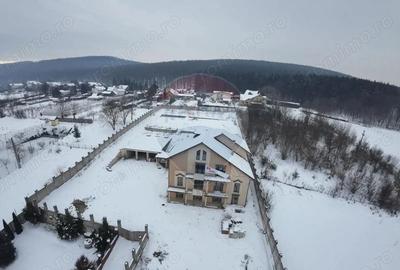 Casă cu 7 camere cu Teren 3700 Mp în Ivănești - 2