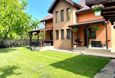 Proprietar ,  vând casă P+ 1 +Pod construită din cărămidă, cu curte de 1.641 mp