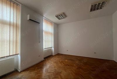 Apartament cu 3 camere semidecomandat în Central - 3