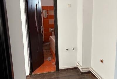 Se închiriază apartament cu 3 camere în zona centrală , pretabil birouri . - 4