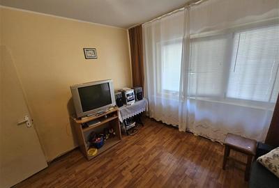 Apartament cu 3 camere decomandat, mobilat în Micro IV - 25