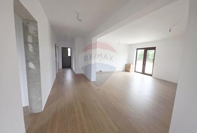 Casa cu livada si teren generos - Girov - 12