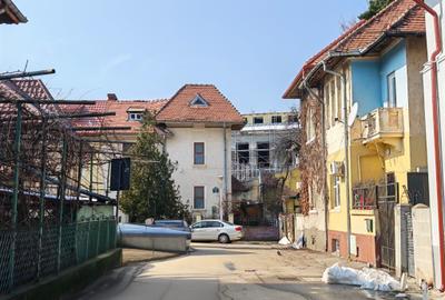 Casă individuală cu 5 camere cu Canalizare în P-ța Unirii - 2